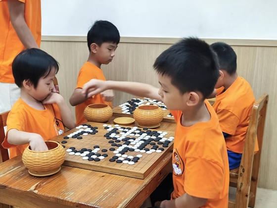 在棋盤上，執(zhí)掌風(fēng)云變化的小棋手_副本.jpg