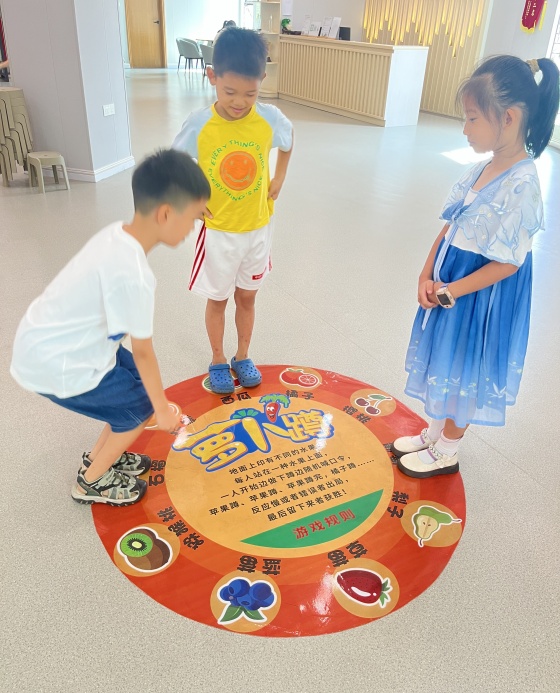 周日基礎(chǔ)班課間活動，孩子們最喜歡玩的蘿卜蹲游戲_副本.jpg