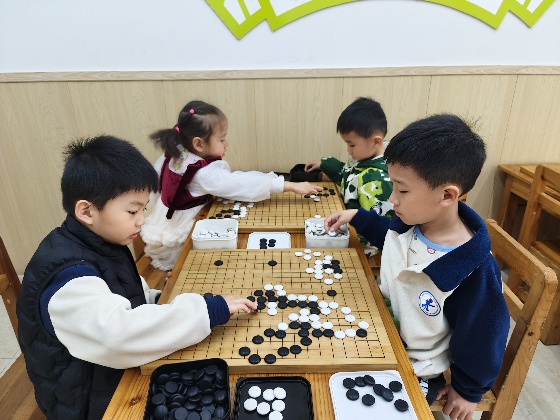 4、小棋手們兩兩對坐，眼神專注，正在認(rèn)真的思考每一步落子呢_副本.jpg