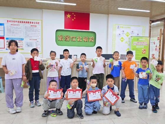 4、在本周，棋院給在上周獲得全勤的小棋手頒發(fā)了獎狀和小禮物_副本.jpg