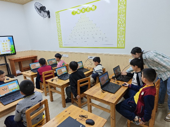 4、也就是從本周開始我們可以使用多媒體課室上課啦，所以我們本周的照片分享選擇的也是小棋手們使用多媒體課室上課的一些照片~_副本.jpg