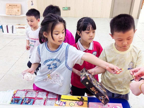 3、為了迎接節(jié)日的到來(lái)，我們?cè)诒局艿闹苣┡e行了一個(gè)少量積分兌換禮物的小活動(dòng)_副本.jpg