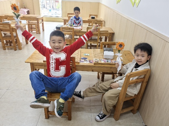 6、其中，棋院在發(fā)放小禮品時(shí)，給咱們小棋手們拍攝了一些照片，一起來(lái)看看吧~_副本.jpg